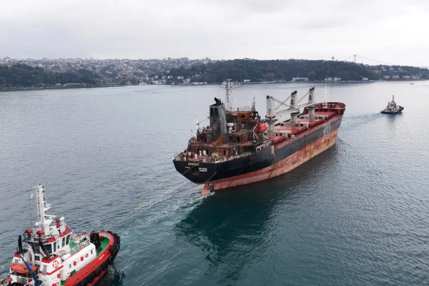 İHA saldırısında ağır hasar alan gemi İstanbul Boğazı'ndan geçti