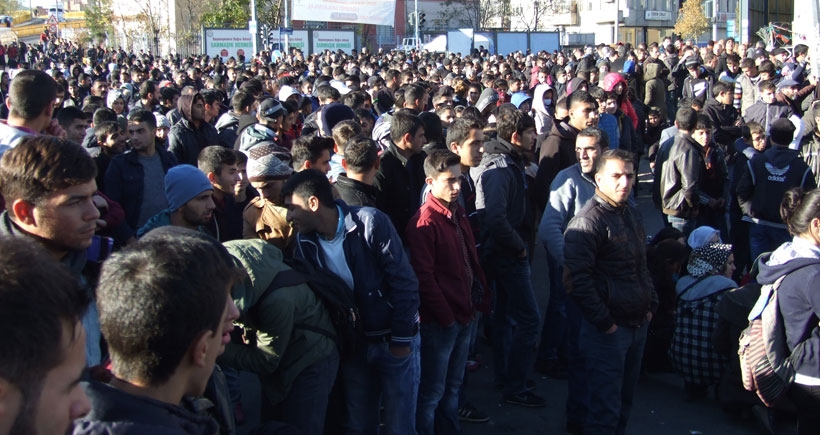 Ölümler olmasın diye Sur’a yürüyen binlerce Diyarbakırlıya polis saldırdı