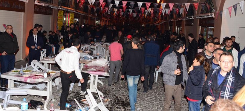 Adana'da 'Dünya Rakı Günü' etkinliğine tabancalı, döner bıçaklı saldırı girişimi