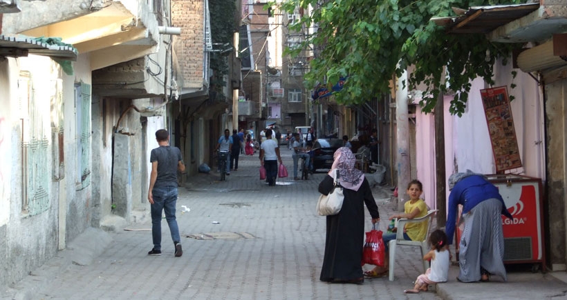 Sur’daki yasağı sorduğumuz Diyarbakırlı çocuklar: Burada devlet bizi öldürüyor hocam