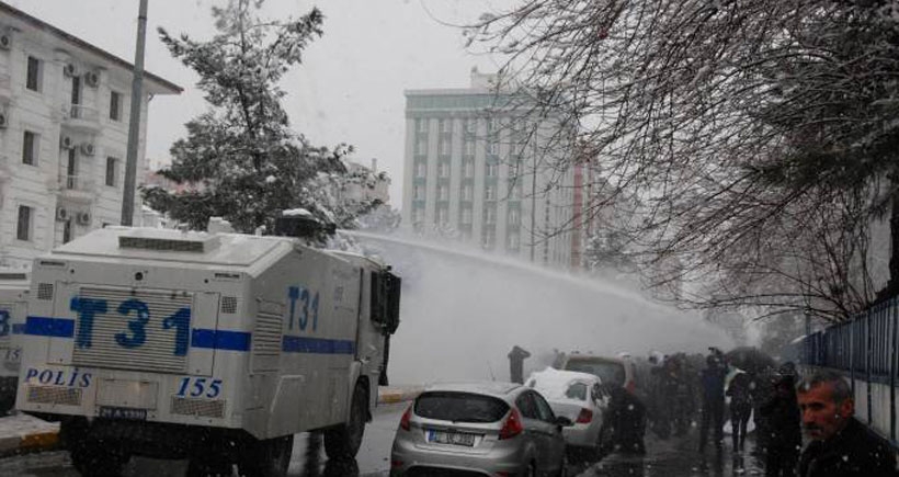 Diyarbakır’da barış çağrısı yapan kitleye polis saldırdı