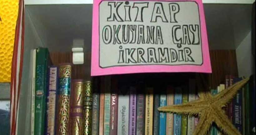 Bu kahvehanede kitap okuyana çay bedava