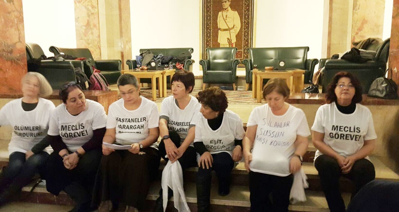 Kadınlar Mecliste beyaz tülbentlerini yaşamdan yana taşa çaldılar