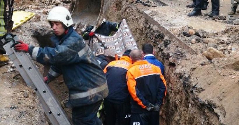 Kanalizasyon çalışmasında toprak kayması: 1 işçi yaşamını yitirdi