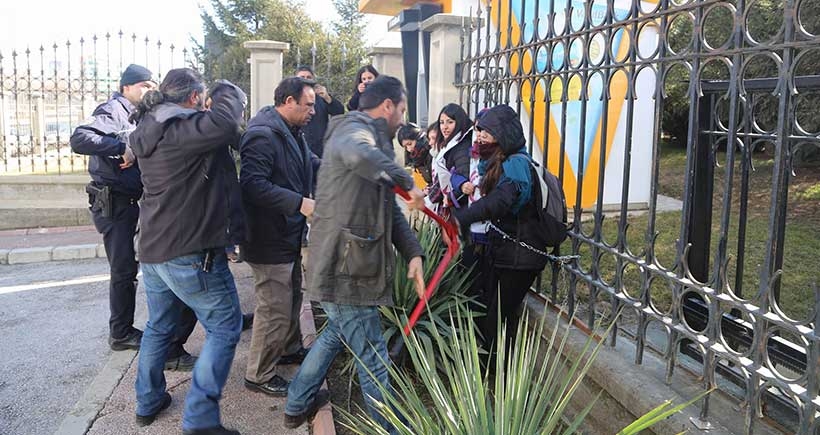 Diyanet'i protesto eden kadınlar gözaltına alındı