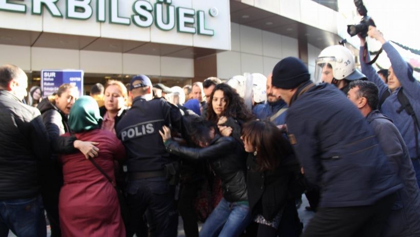 İzmir'de katledilen kadın siyasetçiler için yapılan eyleme polis saldırdı: 35 gözaltı