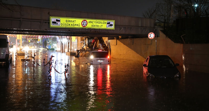 İstanbul'da yağmur: Araçlar su basan geçitte mahsur kaldı