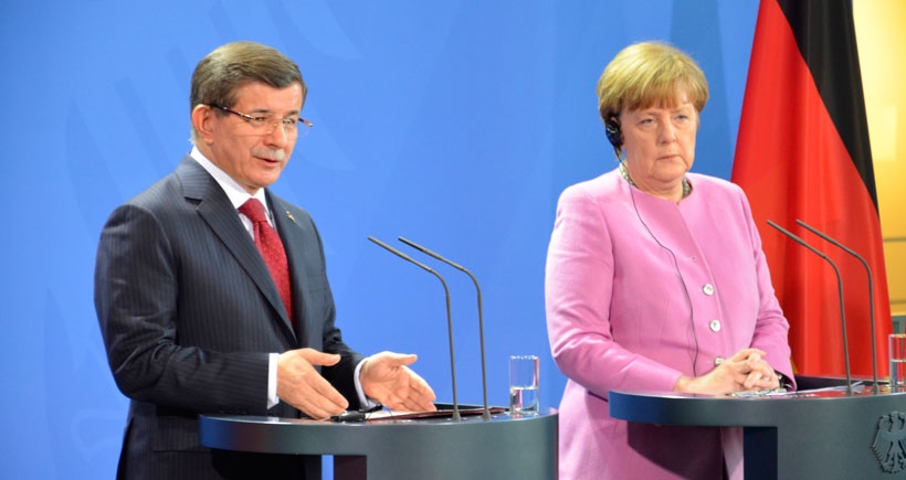 Davutoğlu: Mülteciler krizinde, biri diğerine topu atarsa çözüm zorlaşır