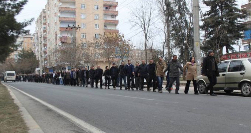 Sur için oluşturulan insan zincirine polis saldırdı