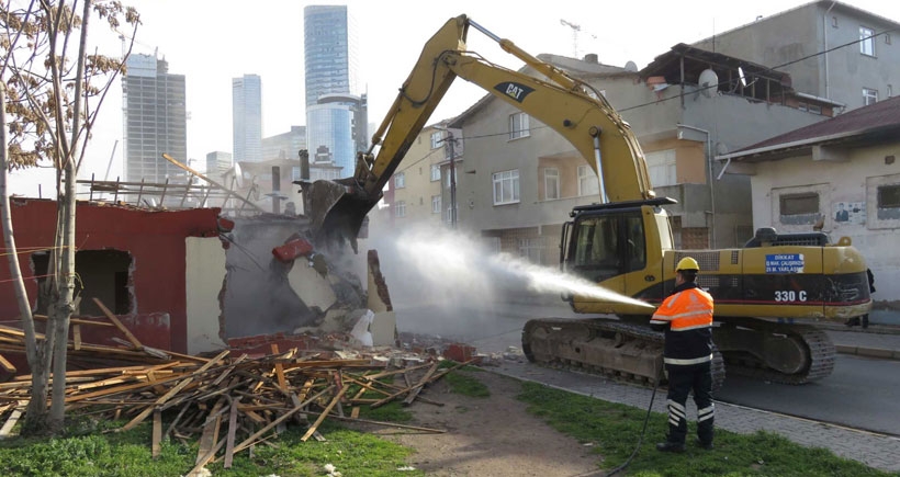 Kurbağalıdere yanındaki gecekondular yıkılıyor