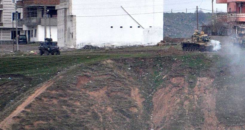 Cizre'de yarım gün açık kalan fırın ve marketler tamamen kapatıldı