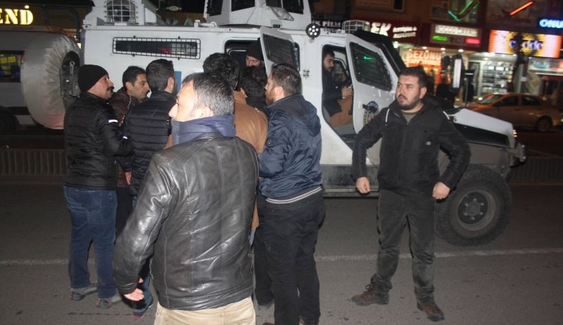 Diyarbakır'da 'Ses çıkar' eylemlerine öfkelenen özel harekatçılar tekbir getirip slogan attı