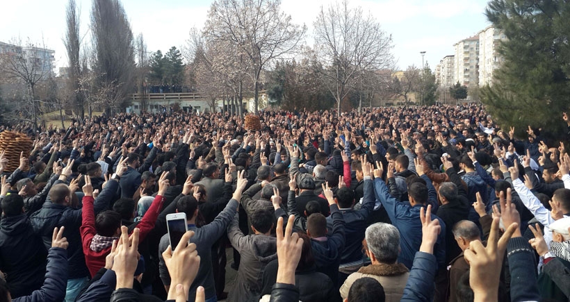 Haber Nöbeti’ndeki Fatih Polat’ın yazısı:  Diyarbakır hem kanıyor, hem direniyor