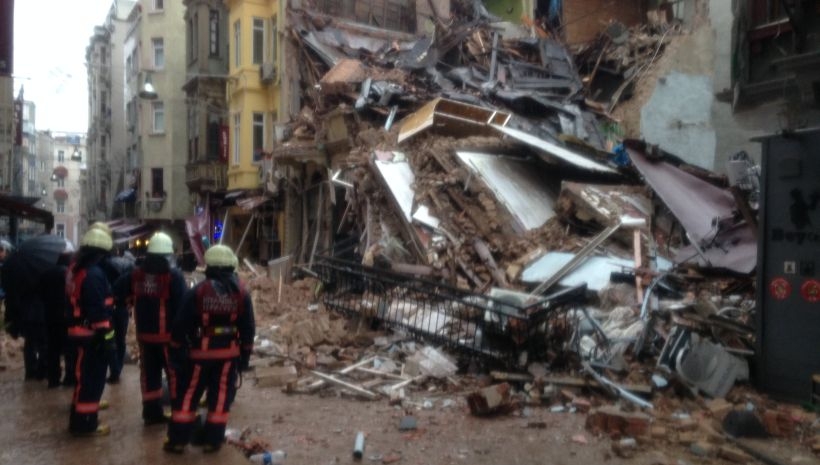 Beyoğlu'da 5 katlı bir bina çöktü!