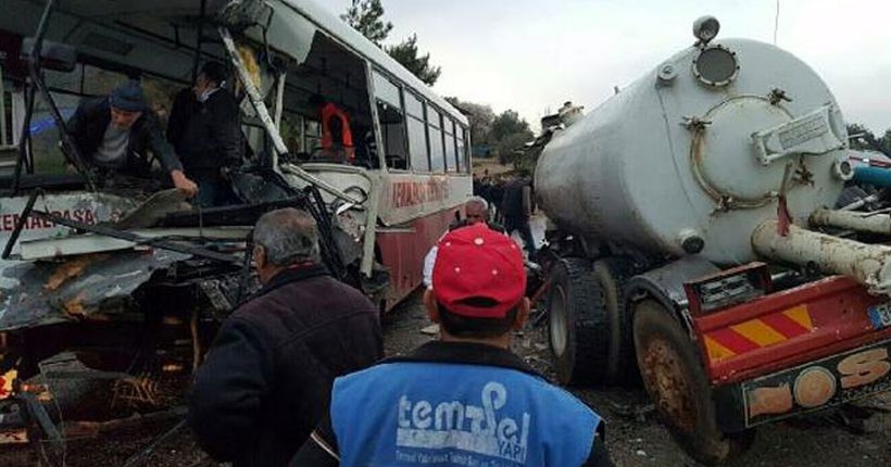 İşçileri taşıyan servis otobüsü vidanjörle çarpıştı: 1 ölü 21 yaralı