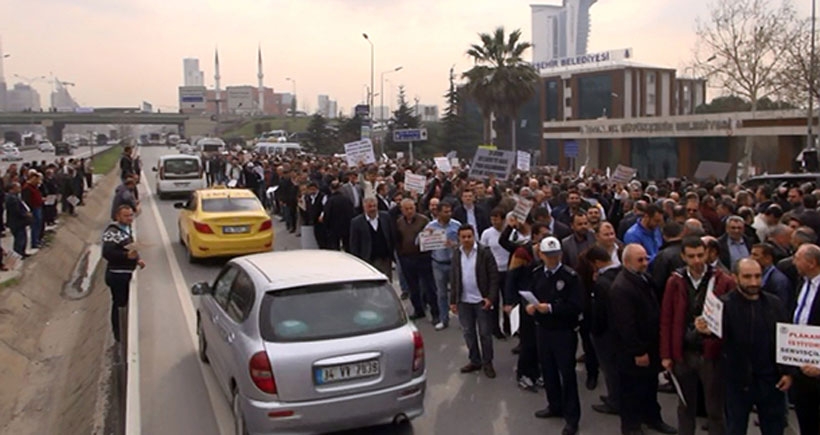 Servisciler D-100'ü trafiğe kapadı