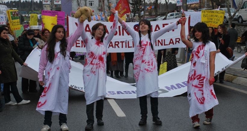 Kadınlar, eşitlik, özgürlük ve barış talepleriyle alanlarda