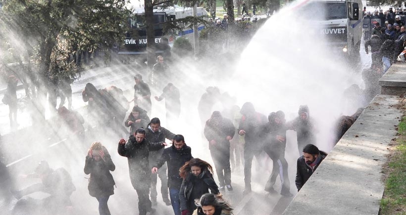 Anadolu Üniversitesi'nde öğrencilere TOMA'lı polis saldırısı