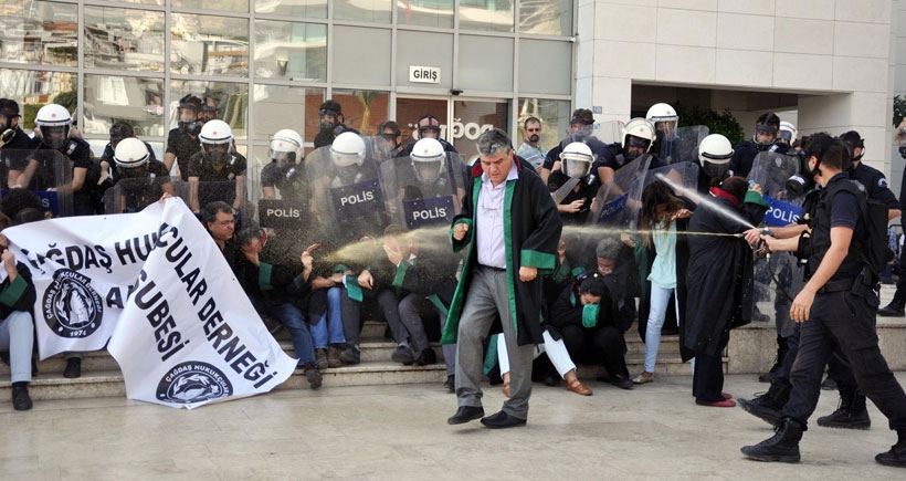 Alanya Kaymakamlığana göre polis biber gazını avukatlara değil, havaya sıkmış!