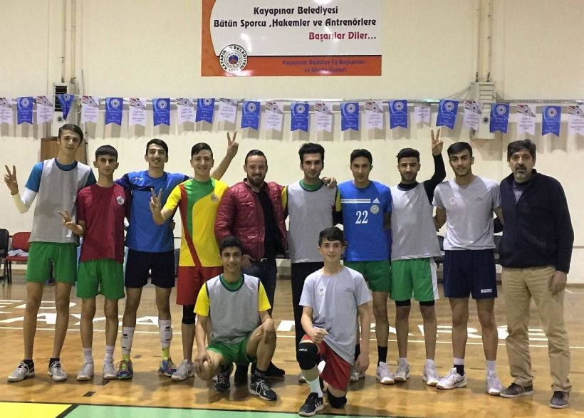 Deniz Naki'den Kayapınar Belediyespor voleybol takımına destek