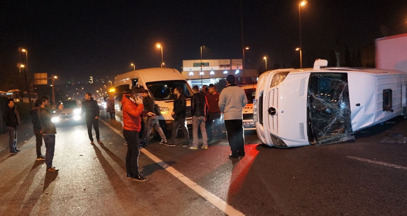 D-100'de servis minibüsü devrildi: 3 işçi yaralandı