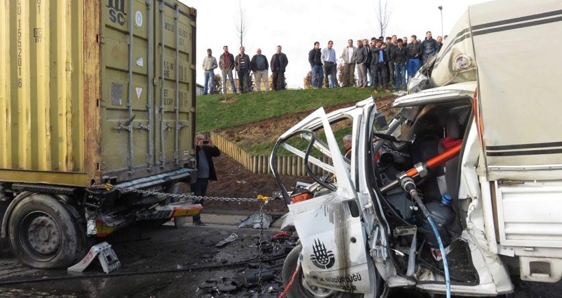 TEM'de belediye kamyoneti TIR'a çarptı: 2 işçi öldü