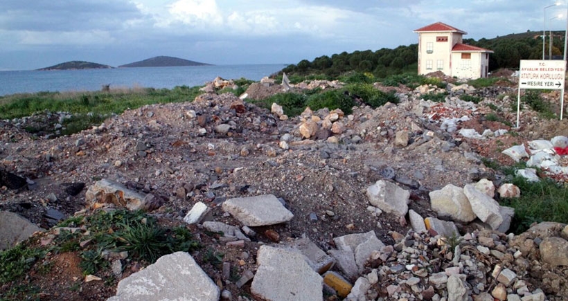 Cunda Adası’da  moloz tepesi oluştu