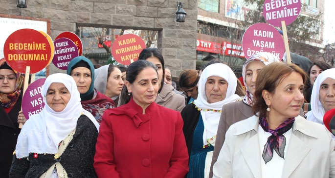 Van'da kadın cinayetleri protesto edildi