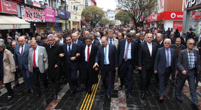 CHP, 13 milletvekiliyle saldırıya uğrayan Düzce İl Başkanı Tozan'a destek verdi