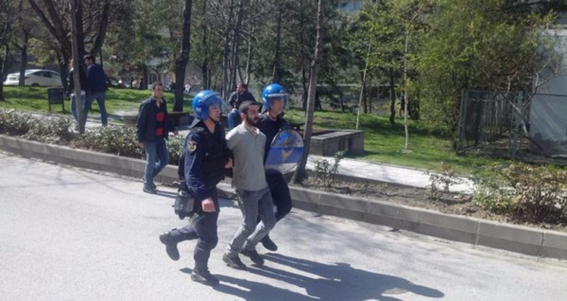 Ankara Üniversitesinde öğrenciye gözaltı, akademisyene plastik mermi