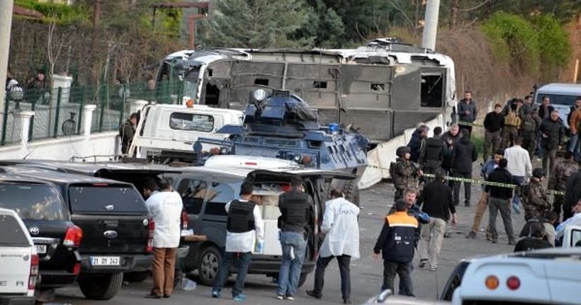Diyarbakır'da polis servis aracına bombalı araçla saldırı: 7 polis yaşamını yitirdi