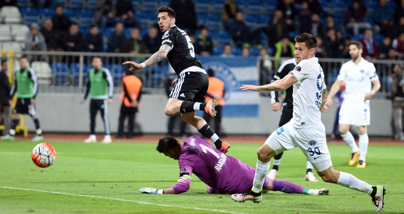 Kasımpaşa'ya 2-1 yenilen Beşiktaş zirvede ağır yara aldı