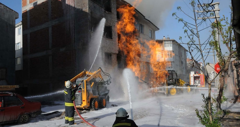 Eskişehir'de iş makinesi doğalgaz borusunu patlattı, 7 kişi hastaneye kaldırıldı