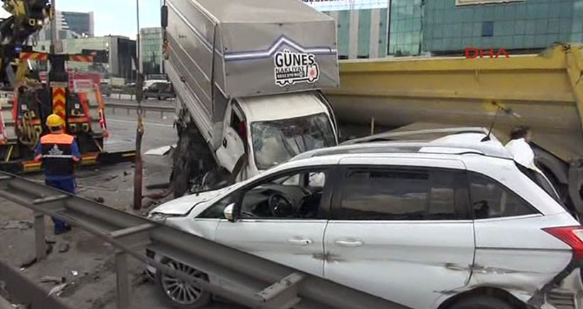 13 aracın karıştığı zinicirleme kaza sonrası TEM'in Edirne yönü kapandı