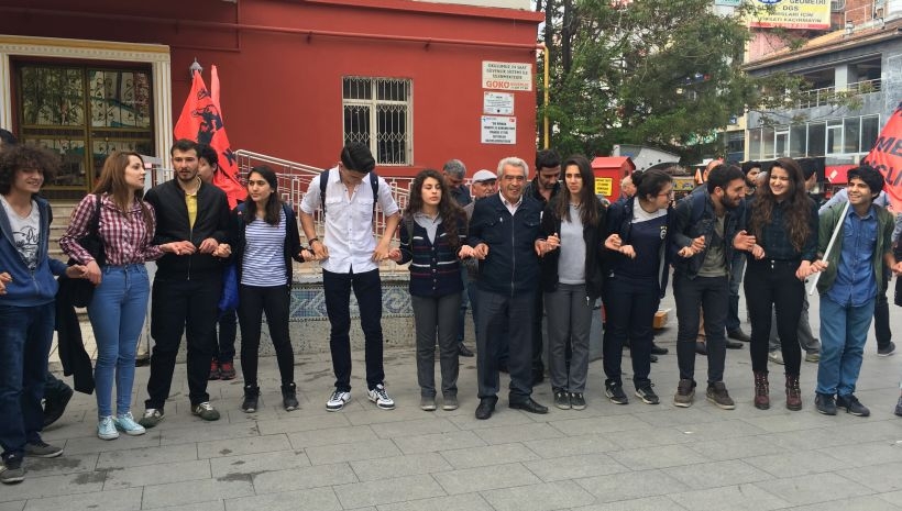 Halk oyunlarına 'zina' diyen müdür protesto edildi: İnadına el ele inadına halaya