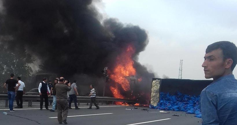 TEM Otoyolu'nda kömür yüklü TIR devrildi: 1 ölü, 4 yaralı