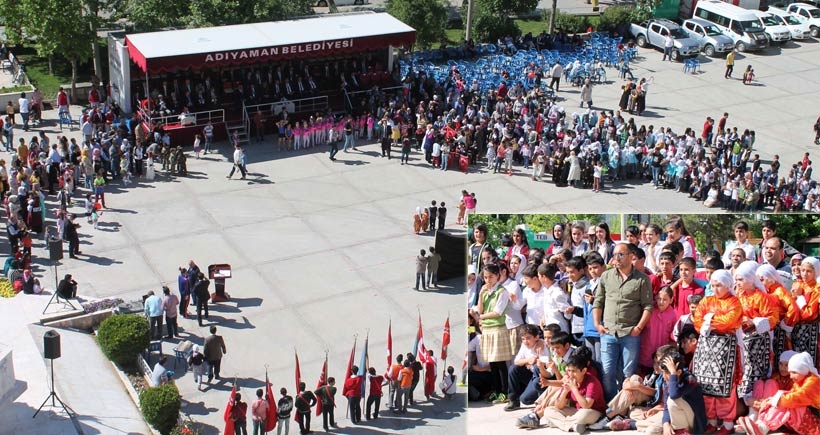 23 Nisan töreninde çocuklar güneş altında, protokol gölgede