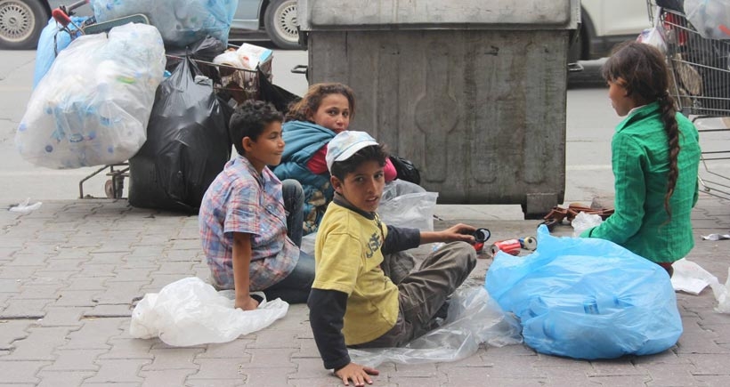 Mülteci çocuklar bayramı çöplerin arasında karşıladı