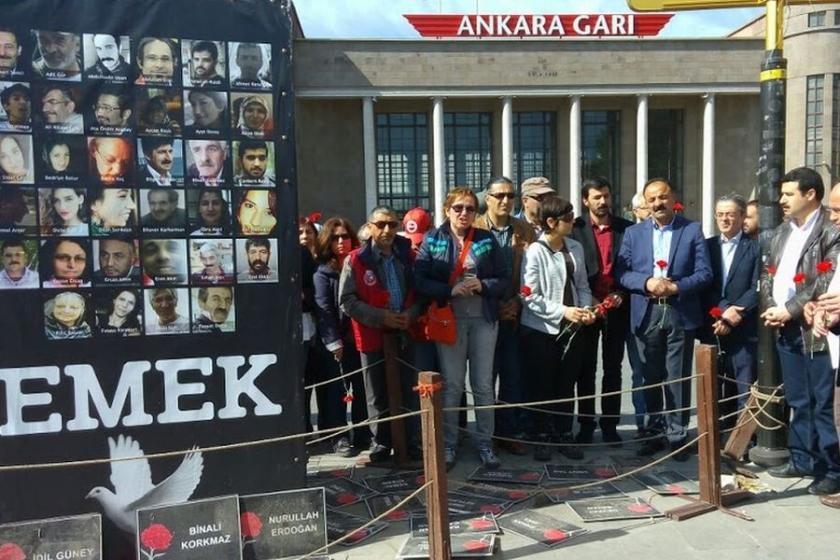 Ankara'da canların yitirildiği noktalara karanfil bırakıldı