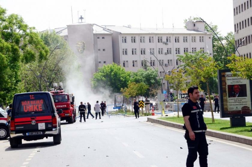 Antep'te bombalı araçla saldırı: 2 polis yaşamını yitirdi