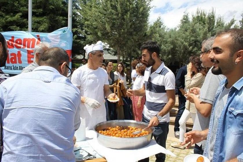 Akademisyenler mahkeme kararını lokma dağıtarak kutladı