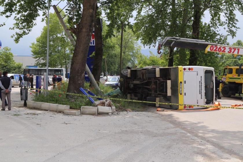 Otobüs şoförü kalp krizi geçirip öldü, 10 yolcu yaralandı