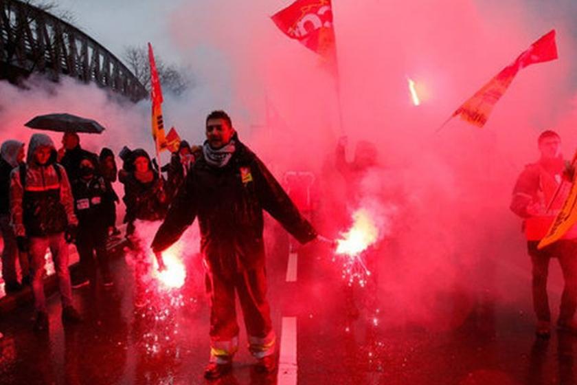 Fransa'da hükümetin darbesine süresiz grevle yanıt