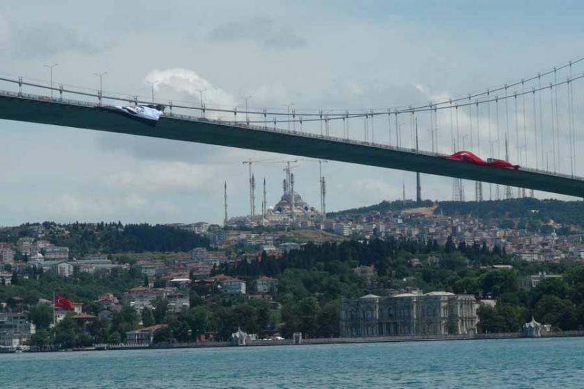 Boğaziçi Köprüsü'ne Beşiktaş bayrağı asıldı