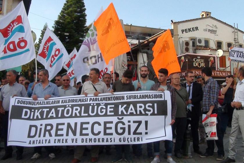 Antalya'da ‘dokunulmazlıkların kaldırılması protesto edildi