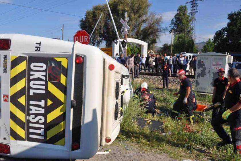 Aydın'da öğrenci servisi otomobille çarpıştı: 2 kişi öldü