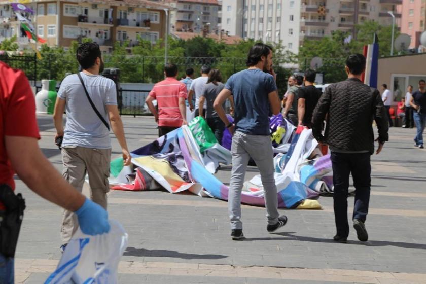 Polis kongre salonundaki pankart ve posterleri söktü