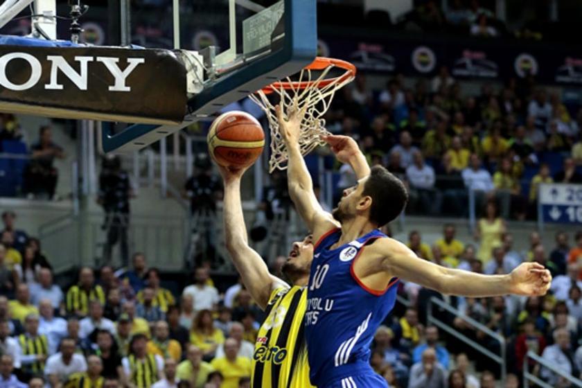 Anadolu Efes'i 84-72 yenen Fenerbahçe seride 2-1 öne geçti