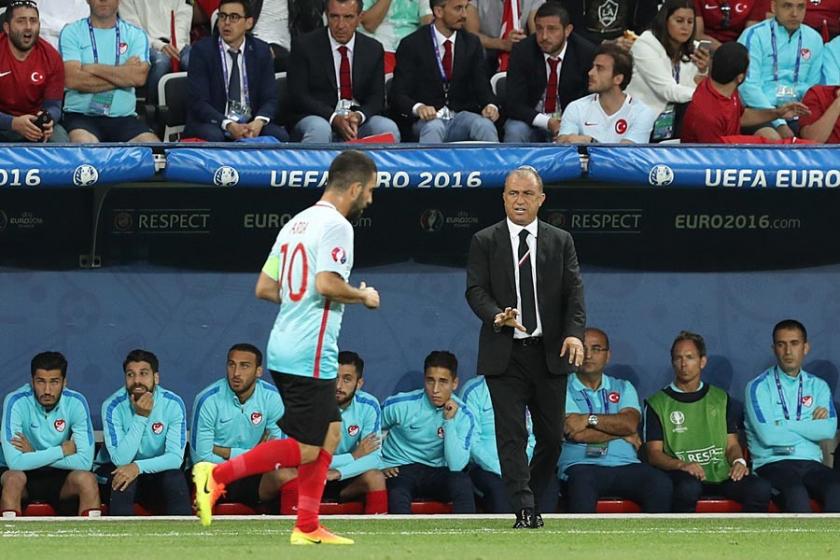 Mehmet Ağar: Arda Turan futbolu Galatasaray'da bırakacak