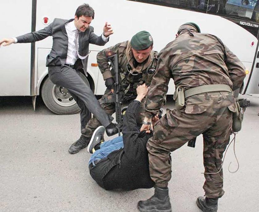 Tekmelenen madenci fotoğrafı yüzünden ambargo uyguladılar - Evrensel